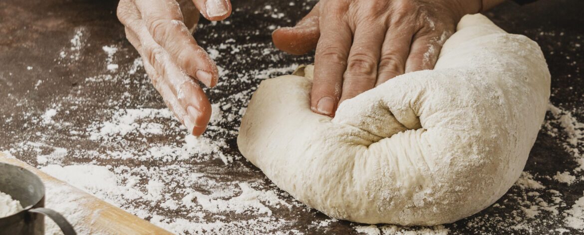 chef-feminin-petrir-pate-pizza-scaled
