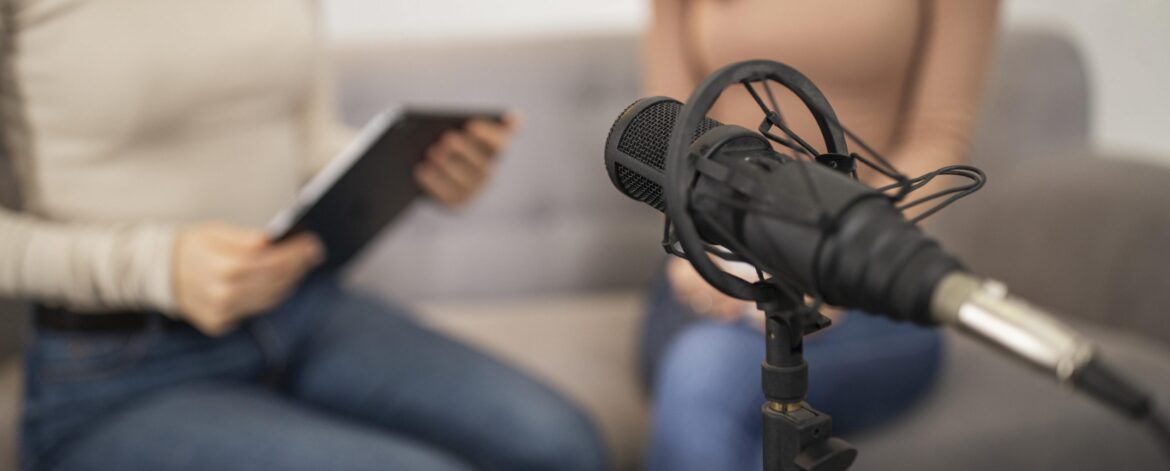 femmes-defocalises-faisant-interview-radio-microphone-scaled