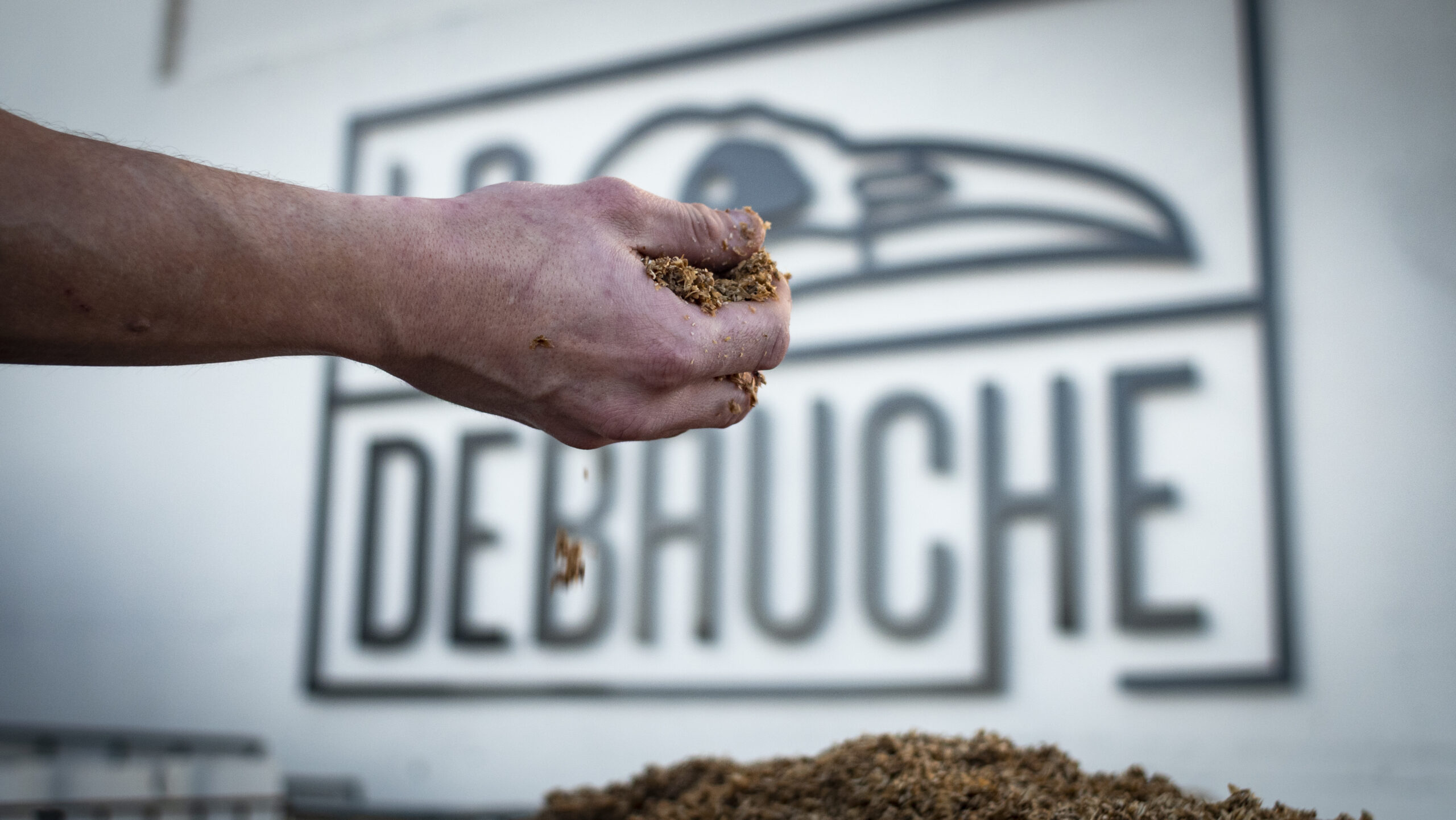 main-dreche-brasserie-artisanale-la-debauche-developpement-durable-methanisation