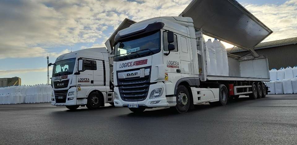 Camions de la filiale Logicea présentant leur semi-remorque "papillon"