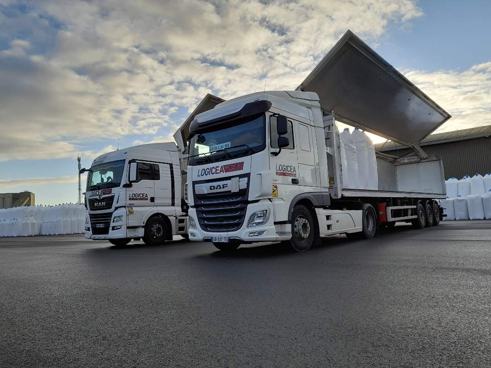 Camions de la filiale Logicea présentant leur semi-remorque "papillon"